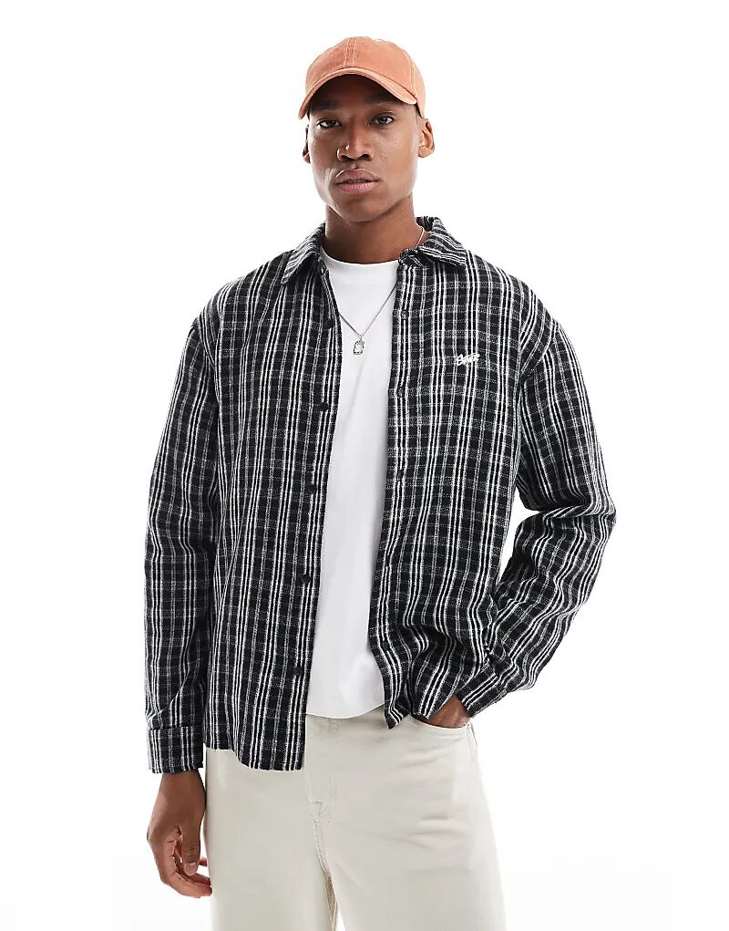 

Клетчатая рубашка черного цвета Pull&Bear