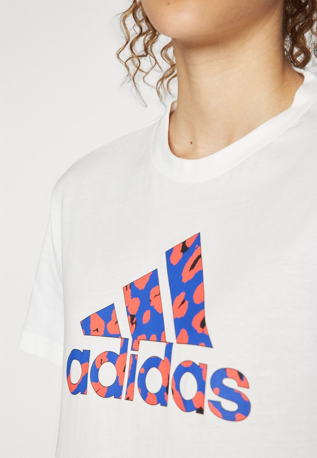 

Футболка с набивным рисунком Animal Tee adidas Sportswear, белая