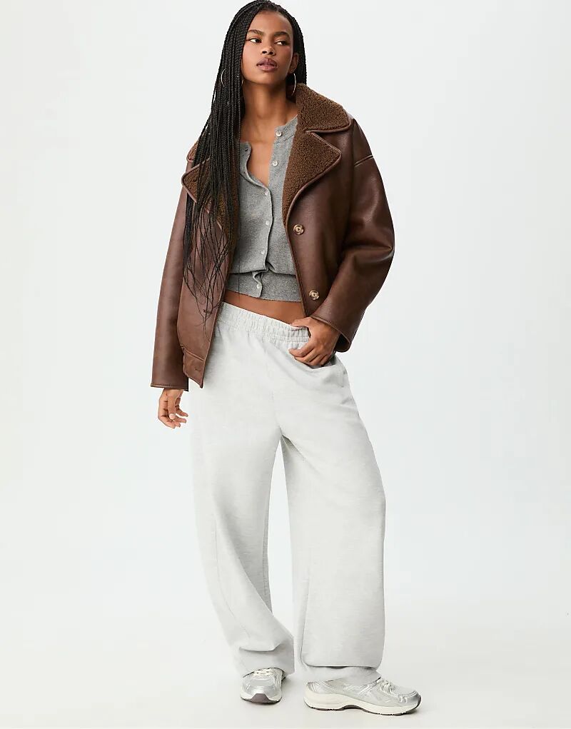 

Куртка Stradivarius Regular Fit из искусственной кожи коричневого цвета