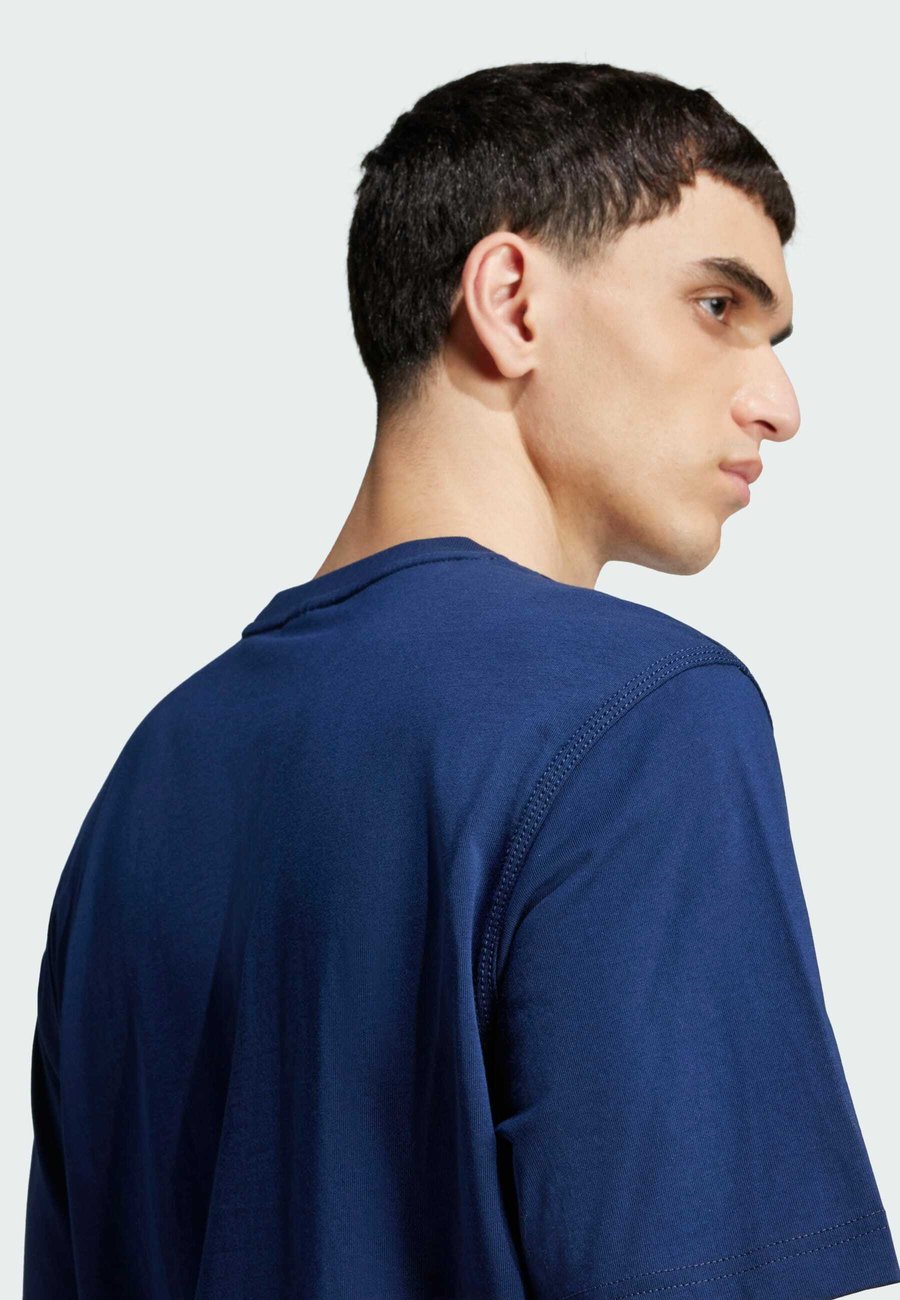 Футболка Adidas Originals TREFOIL TEE, Night Indigo/Dark Blue — фото 4