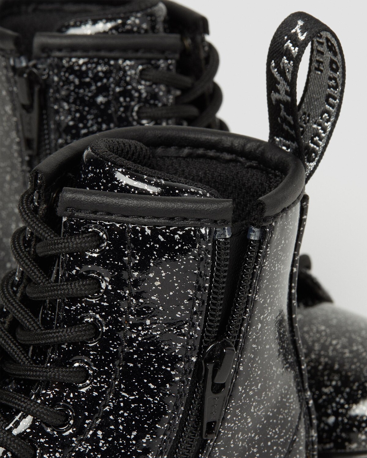 

Блестящие ботинки на шнуровке Toddler 1460 Dr. Martens