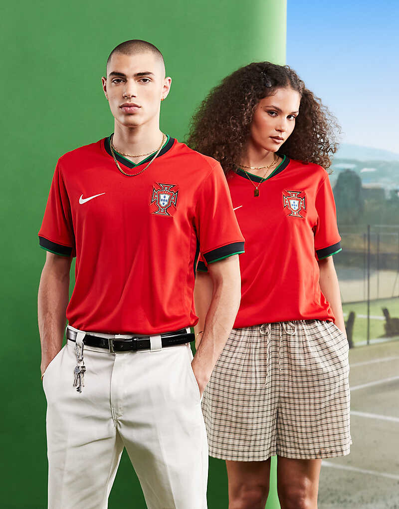 

Красная домашняя футболка Nike Football Euro 2024 Portugal Stadium