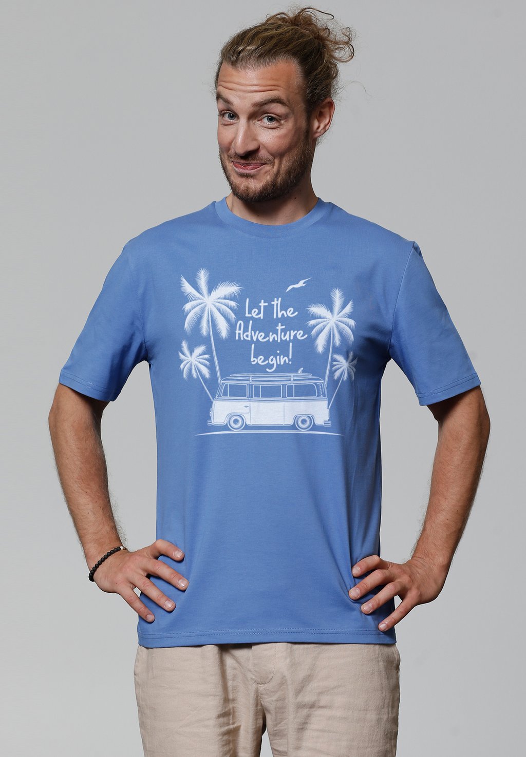 

Футболка с принтом LET THE ADVENTURE BEGIN watapparel, светло-голубой