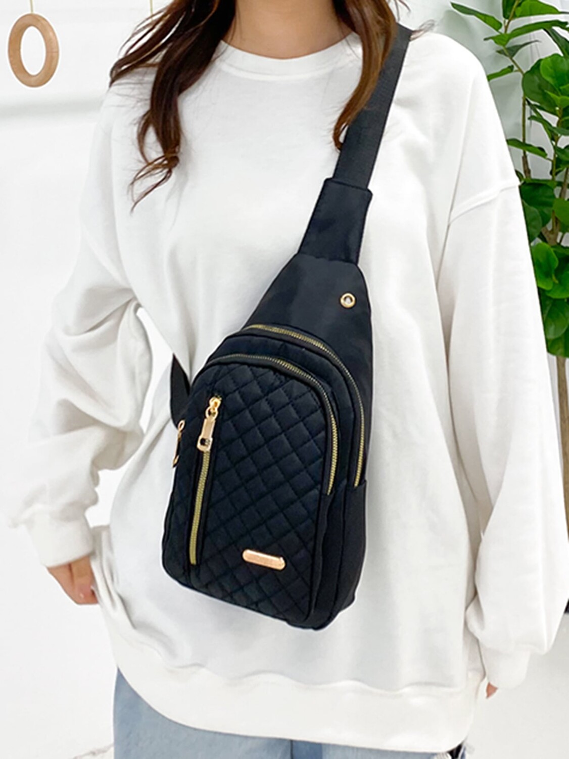 

Сумка нагрудная Crossbody с вышивкой, черный