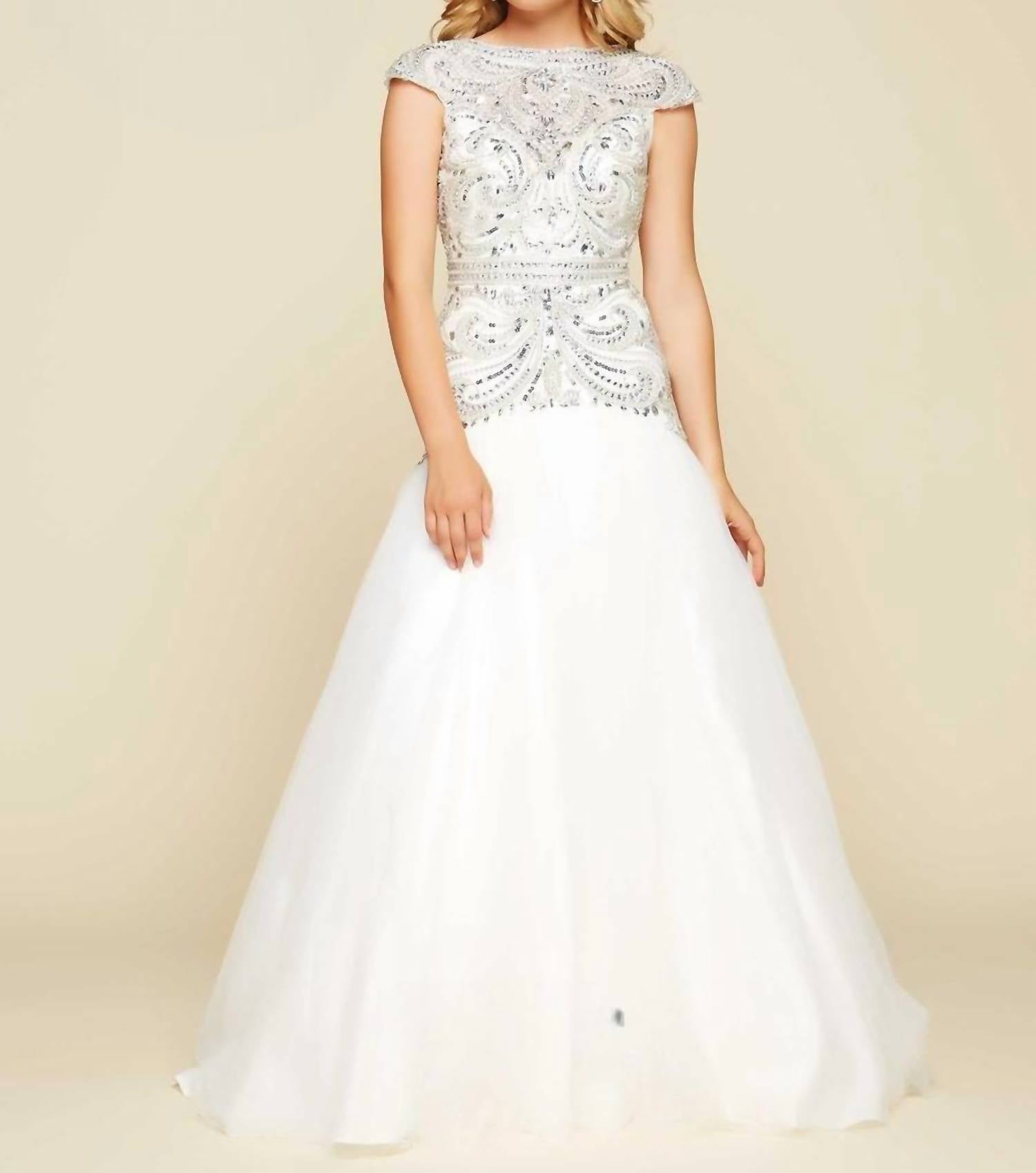 

Каплевидный рукав с ажурной вышивкой и иллюзорным кружевом, свадебное платье-труба в бело-серебристом цвете Mac Duggal