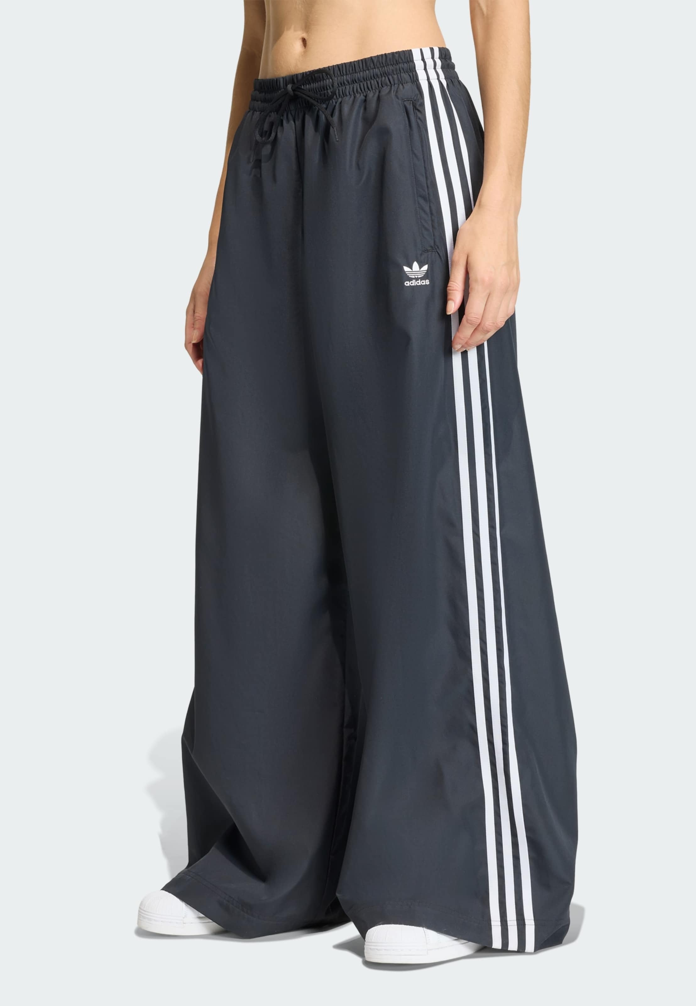 Adidas Originals Широкие брюки 'Firebird Adilenium' в черном цвете — фото 2