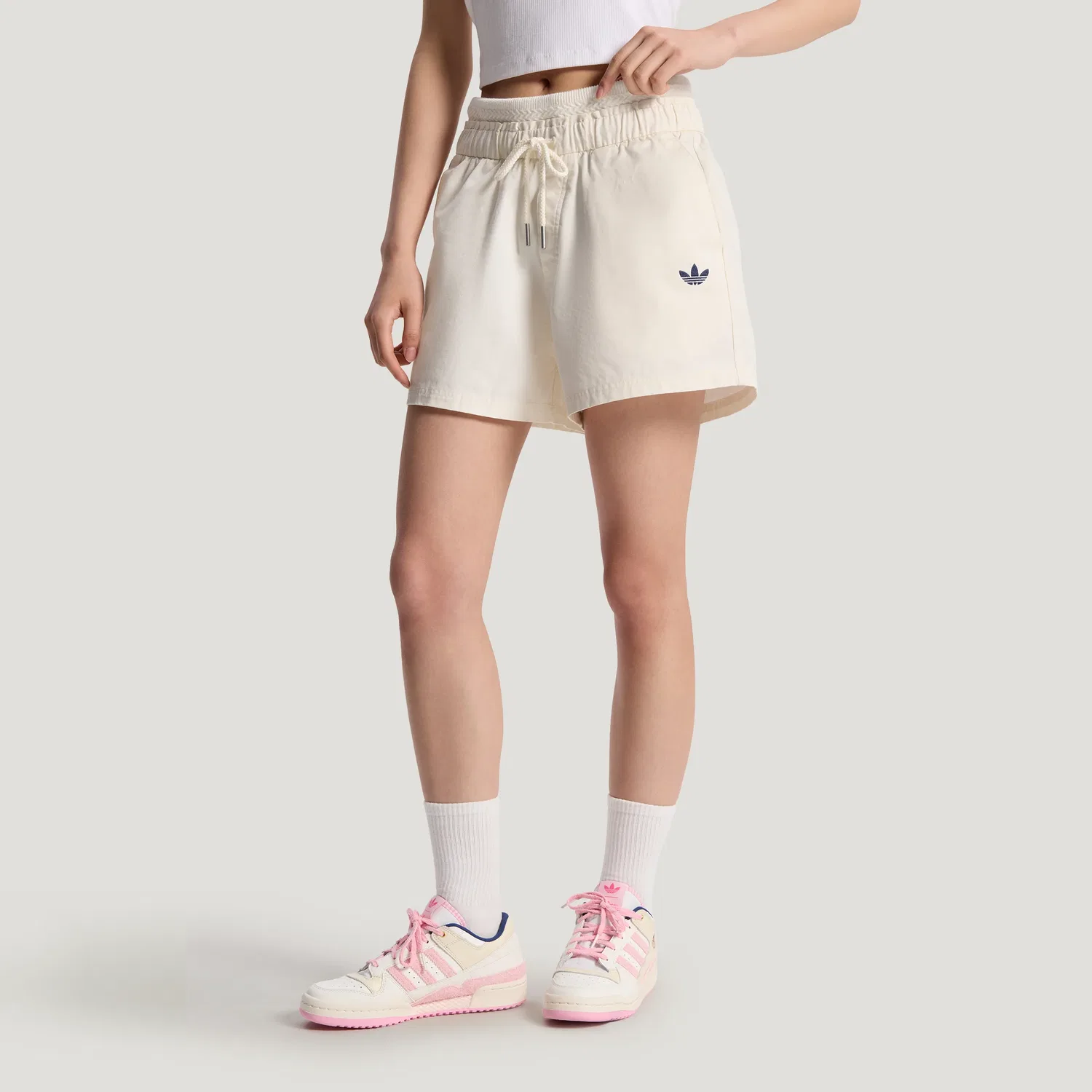 Шорты спортивные с принтом Disney Adidas Originals белые — фото 4