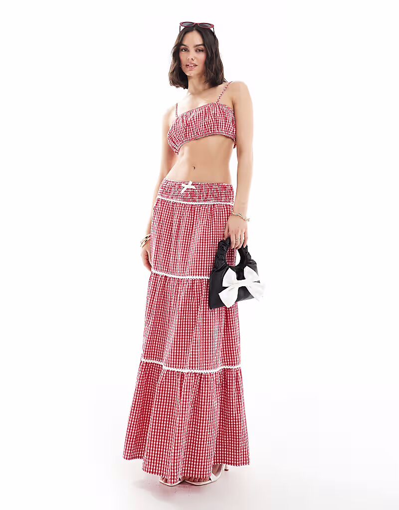 

Эксклюзивный укороченный топ-комбинезон Frolic с квадратным вырезом и принтом «пузырь» в красную клетку The Frolic