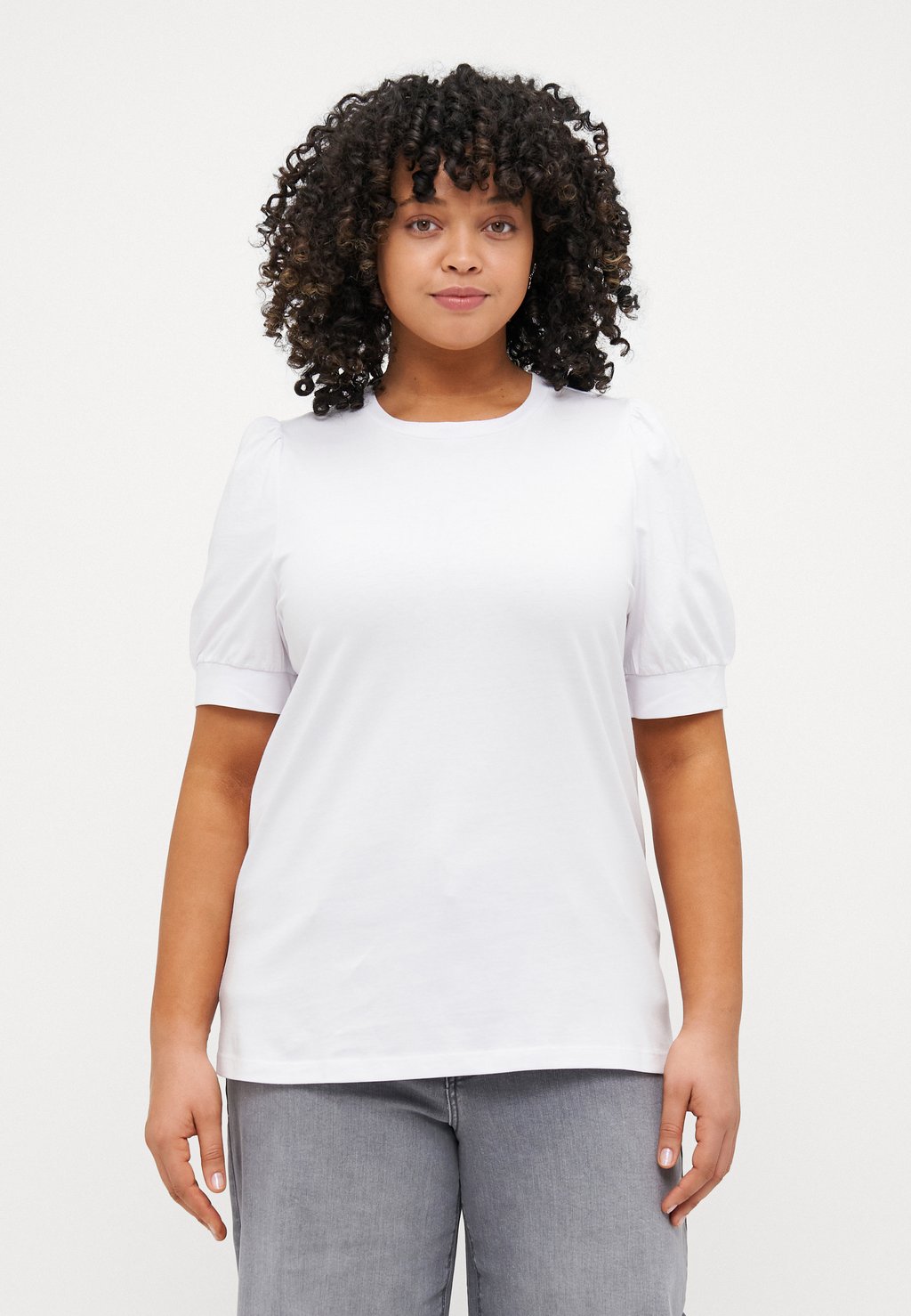 

Базовая футболка VMCKERRY O NECK Vero Moda Curve, белый