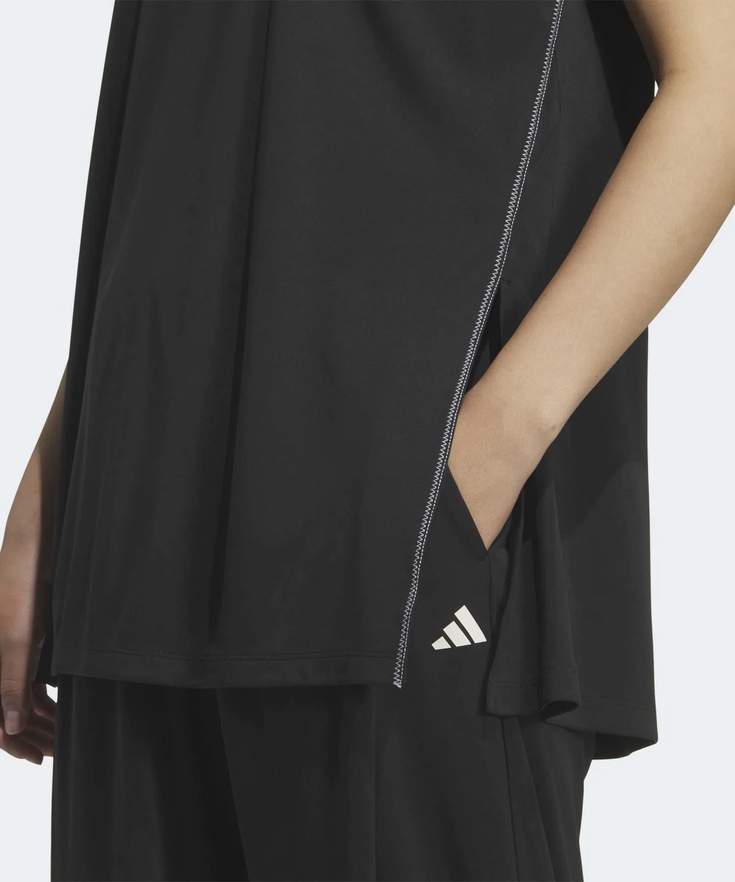 Женская футболка Adidas Soft Luxe из полиэстера чёрная — фото 3