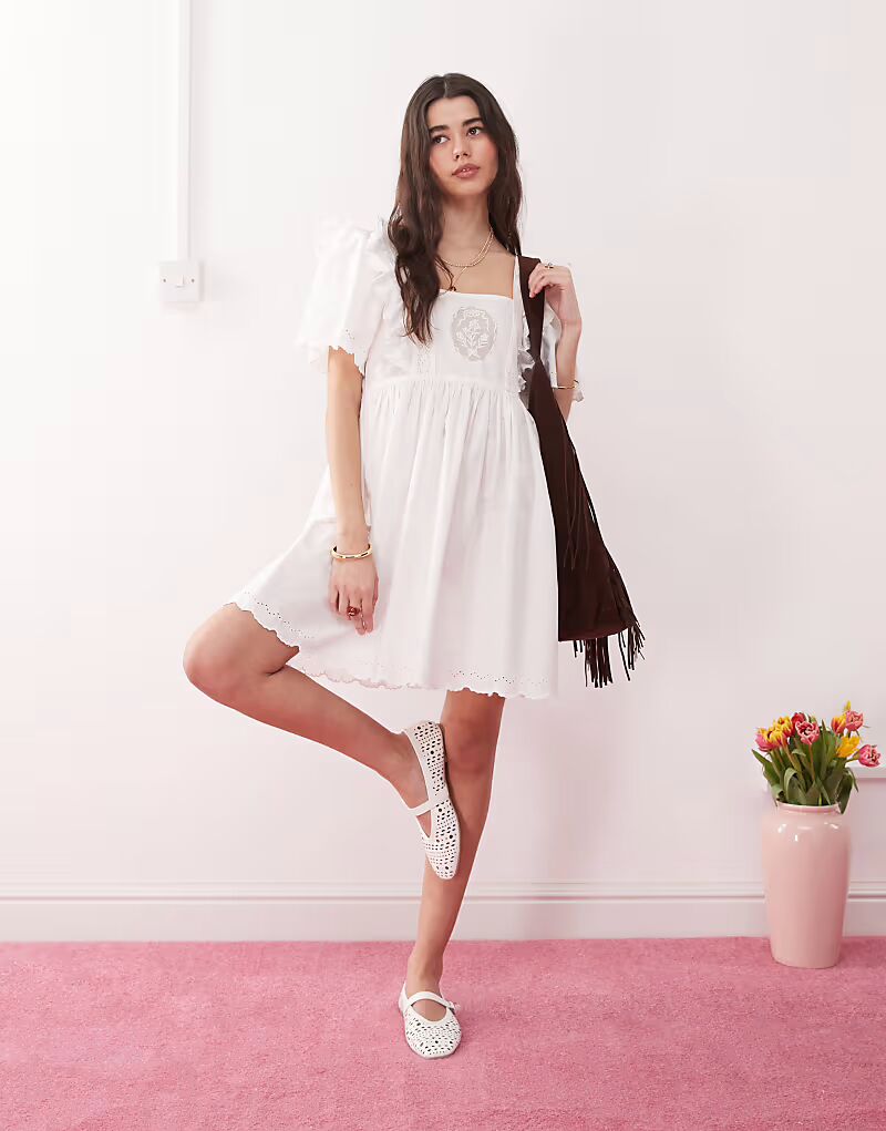 

Восстановленное винтажное платье-халат в стиле вестерн с вышитыми кружевными деталями белого цвета Reclaimed Vintage