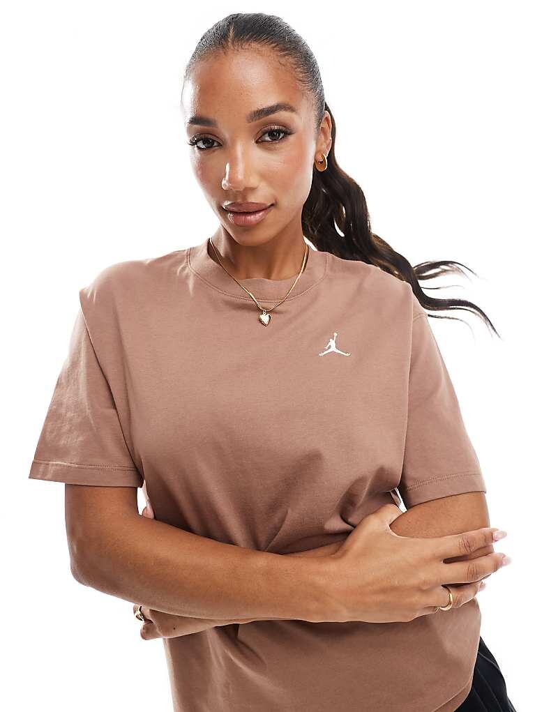 

Коричневая футболка с надписью Girlfriend Fit Jordan Essentials