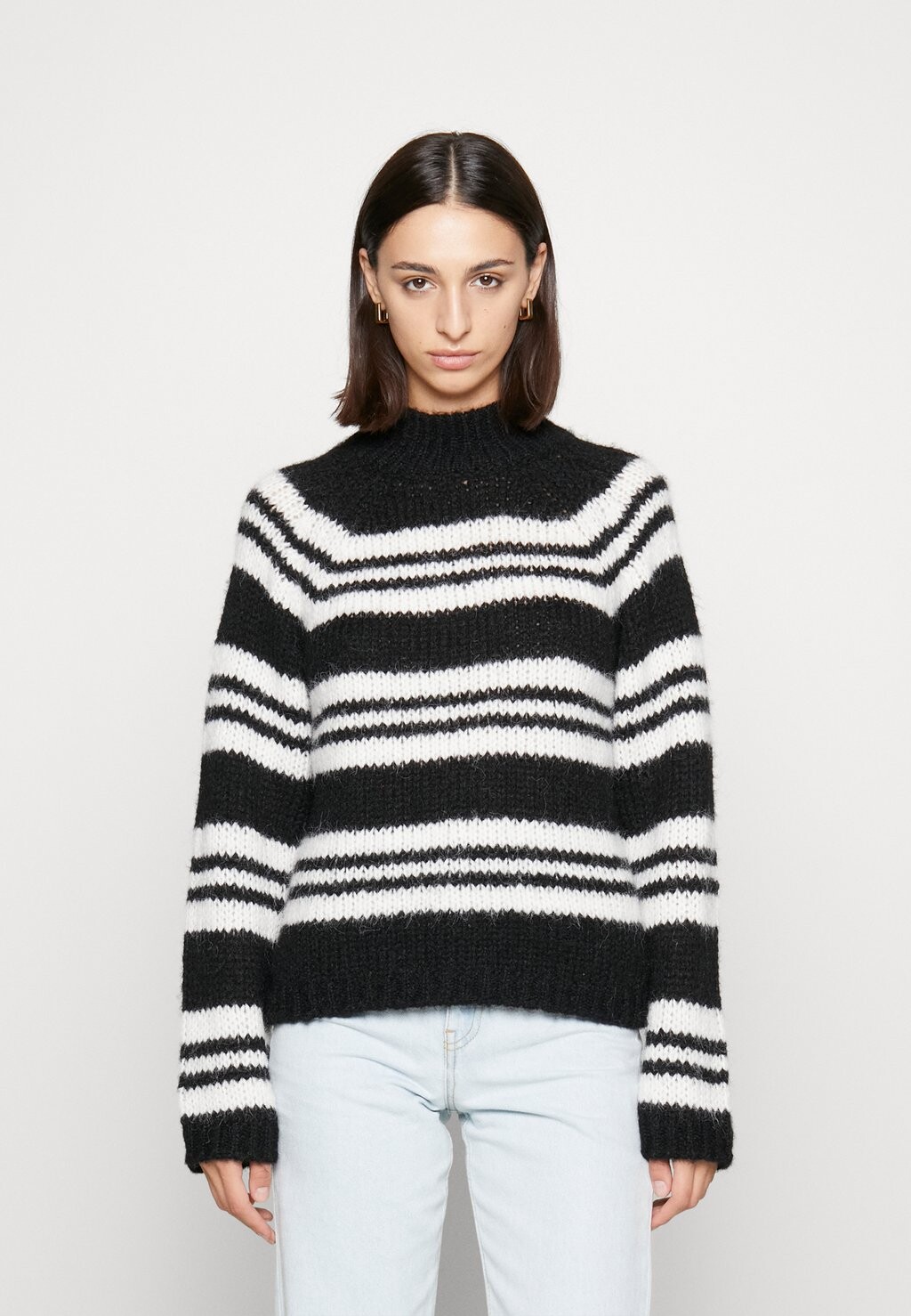 

Свитшот PIECES Tall PCNARMANELL HIGH NECK, цвет black/cloud dancer