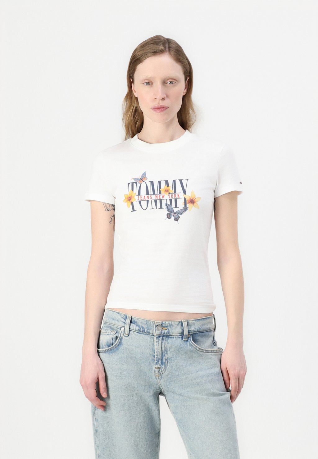 

Футболка с принтом SLIM TEE Tommy Jeans, слоновая кость