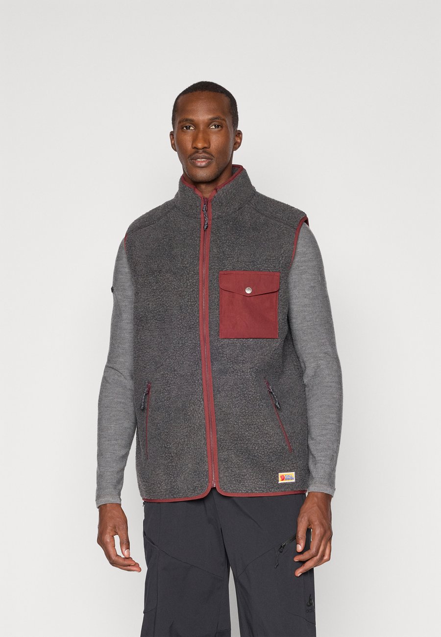 

Куртка Fjällräven VARDAG PILE FLEECE VEST M, Dark Grey/Maroon/Dark Grey