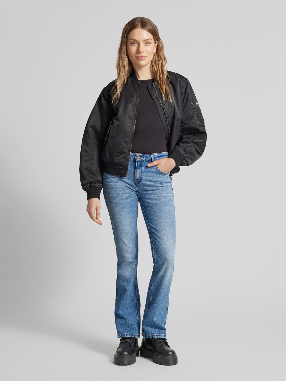 

Расклешенные джинсы с 5-карманным дизайном Guess Jeans, светло-голубой