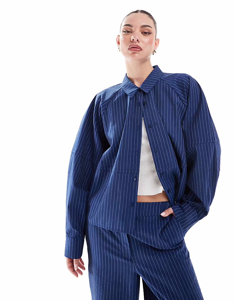 

Свободная рубашка ASOS DESIGN с увеличенными рукавами в синюю полоску