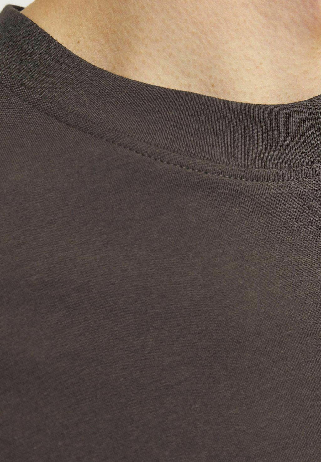 

Базовая футболка JJEBRADLEY TEE O NECK Jack & Jones, коричневый
