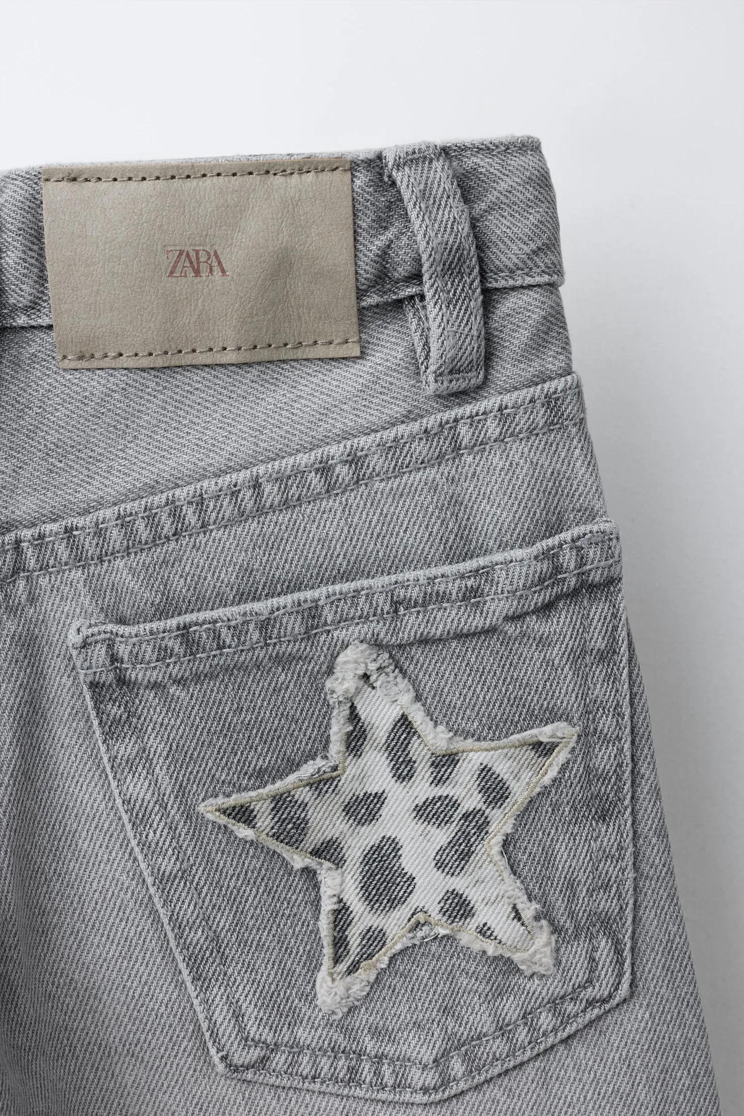 Zara Джинсы с широкими штанинами и нашивками в виде звезд с анималистическим принтом — фото 4