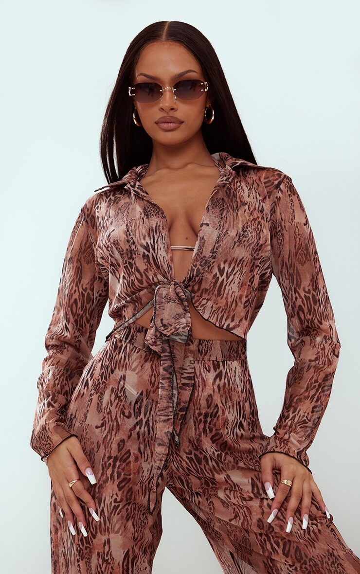 

PrettyLittleThing Коричневая рубашка с длинным рукавом и глубоким рукавом с абстрактным принтом