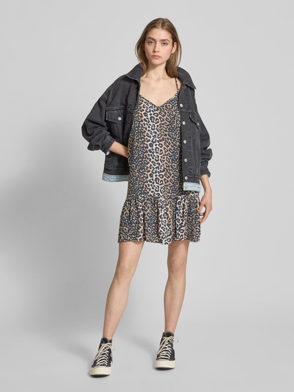 

Расклешенное мини-платье на тонких бретельках, модель «NOVA» Only, песочный