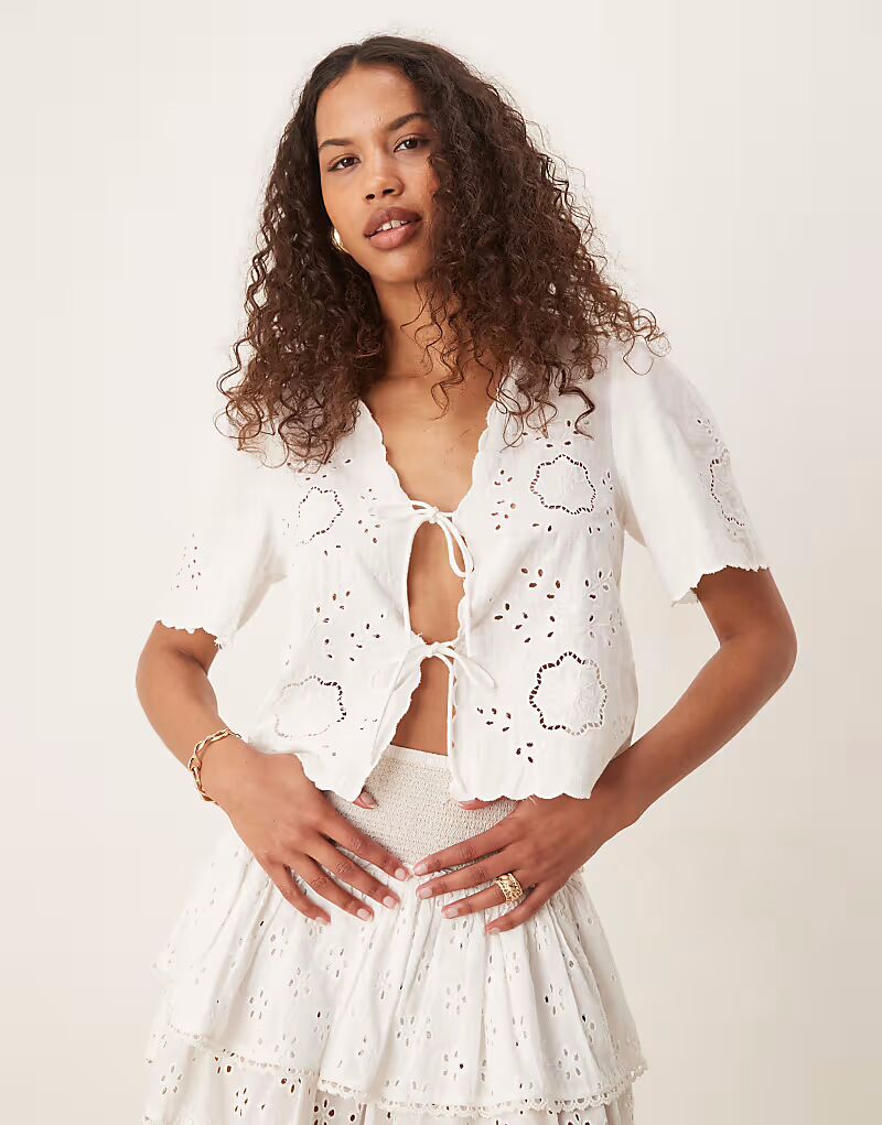 

Блузка Gina Tricot с фестончатым краем и завязкой спереди белого цвета