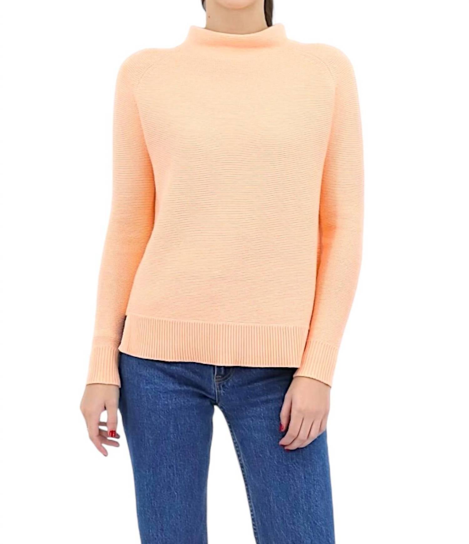 

Свитер-воронка, связанный платочной вязкой, в цвете «Восход солнца» Kinross, sunrise