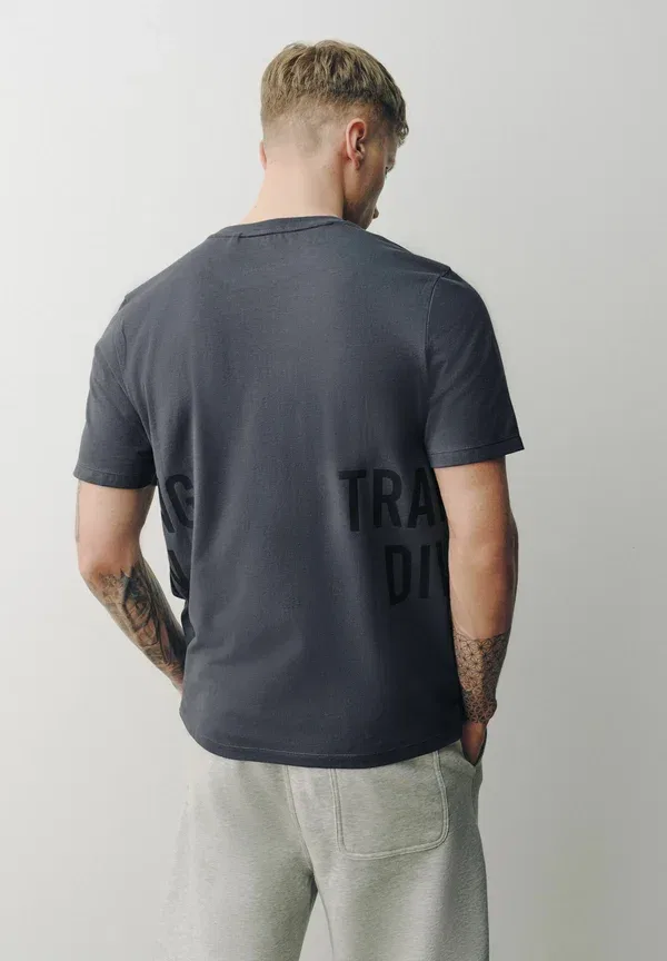 Футболка Regular Fit Active Training Division T-Shirt Next, цвет грифельно-серый — фото 2