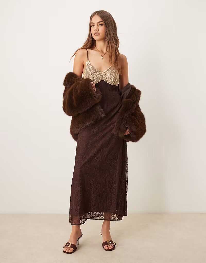 

Длинное платье-комбинация Miss Selfridge с контрастным кружевом шоколадного цвета