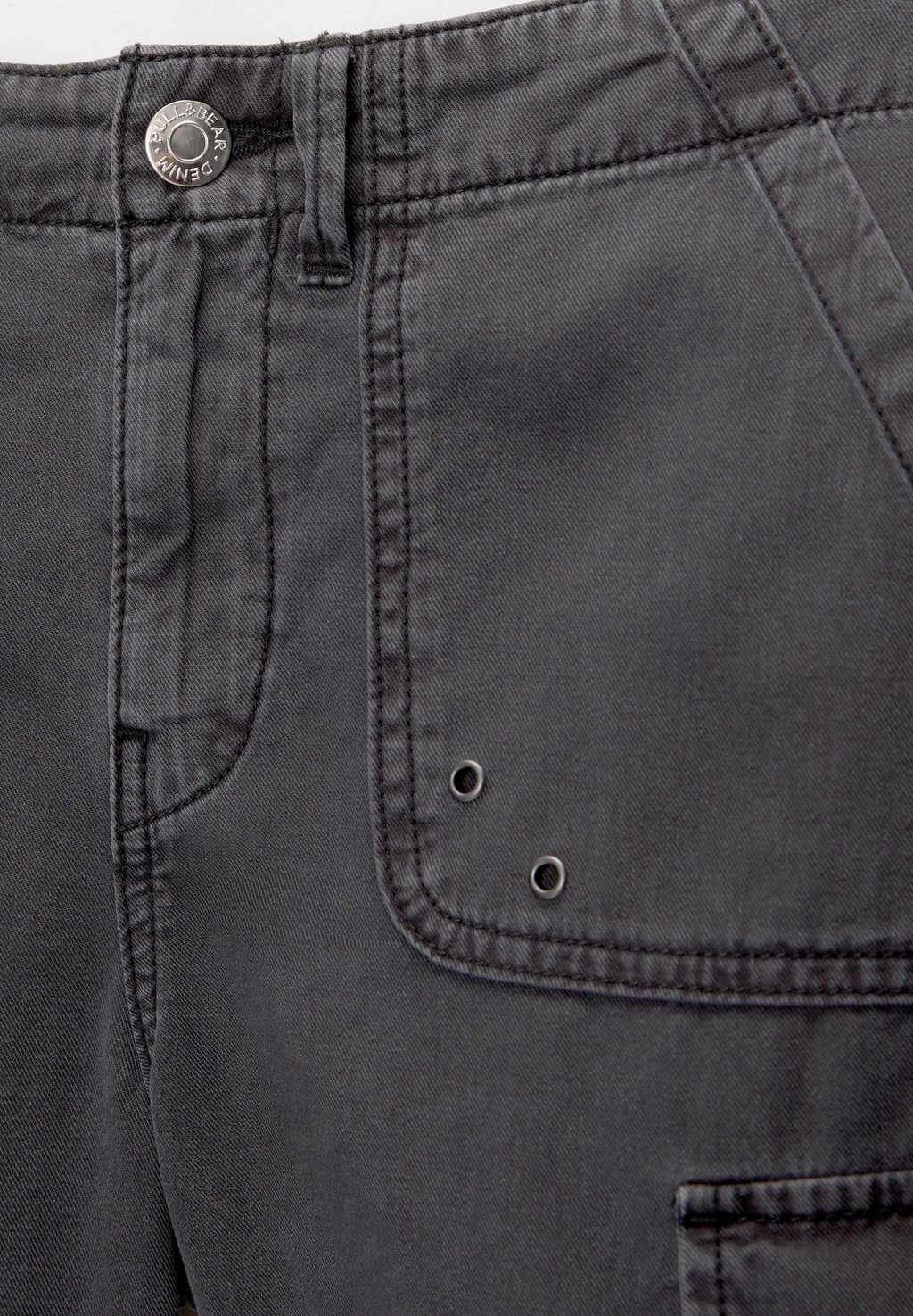 

Джинсовые шорты WITH MULTIPLE POCKETS, BERMUDA PULL&BEAR, черный