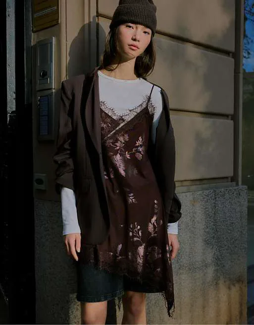 

Коричневое платье мини из кружевного тюля Bershka