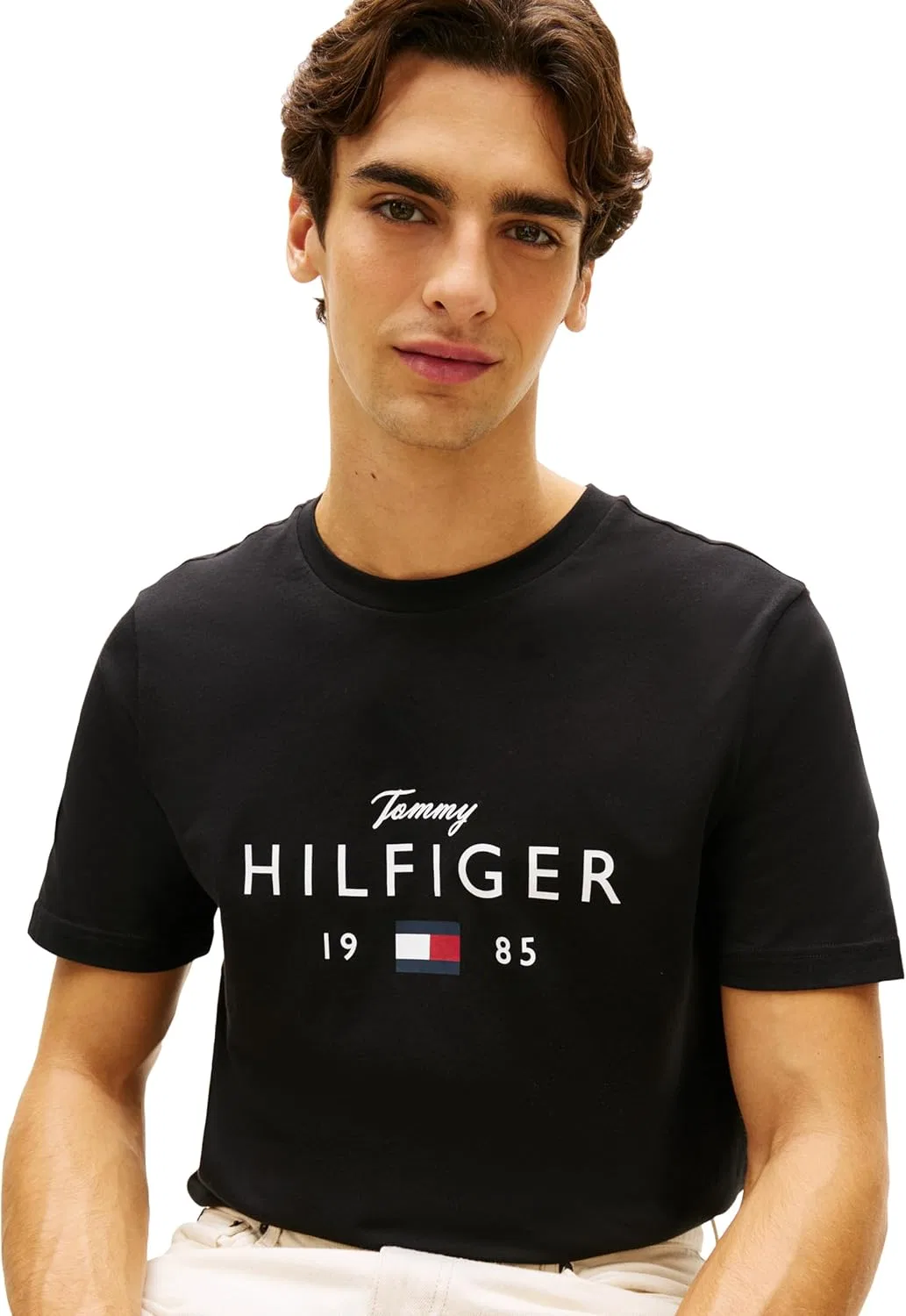 Мужская хлопковая футболка с коротким рукавом Tommy Hilfiger с графическим принтом, надписью и логотипом в виде флага — фото 2
