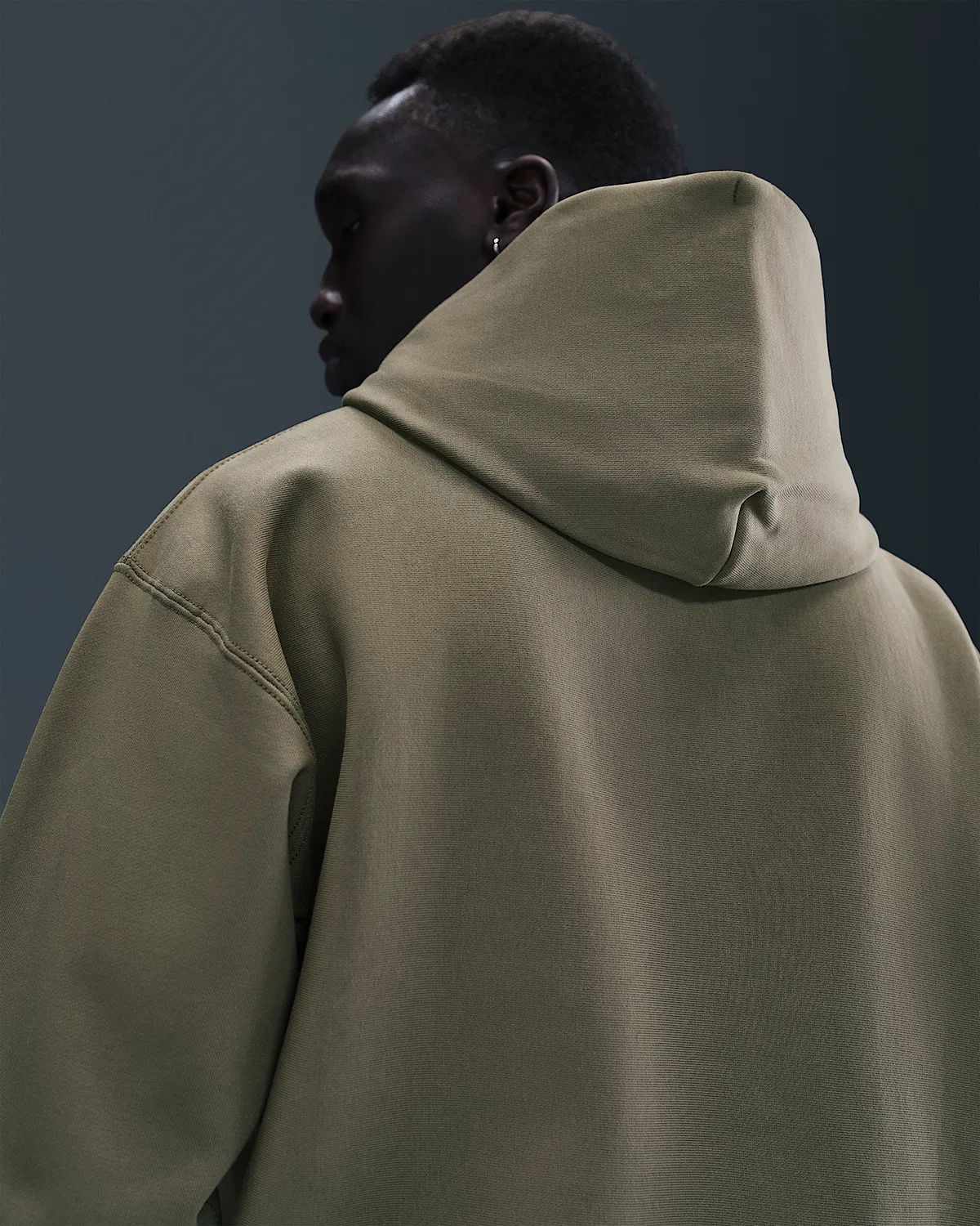 Мужская флисовая худи-оверсайз Nike Solo Swoosh, Medium Olive/Parachute Beige — фото 2