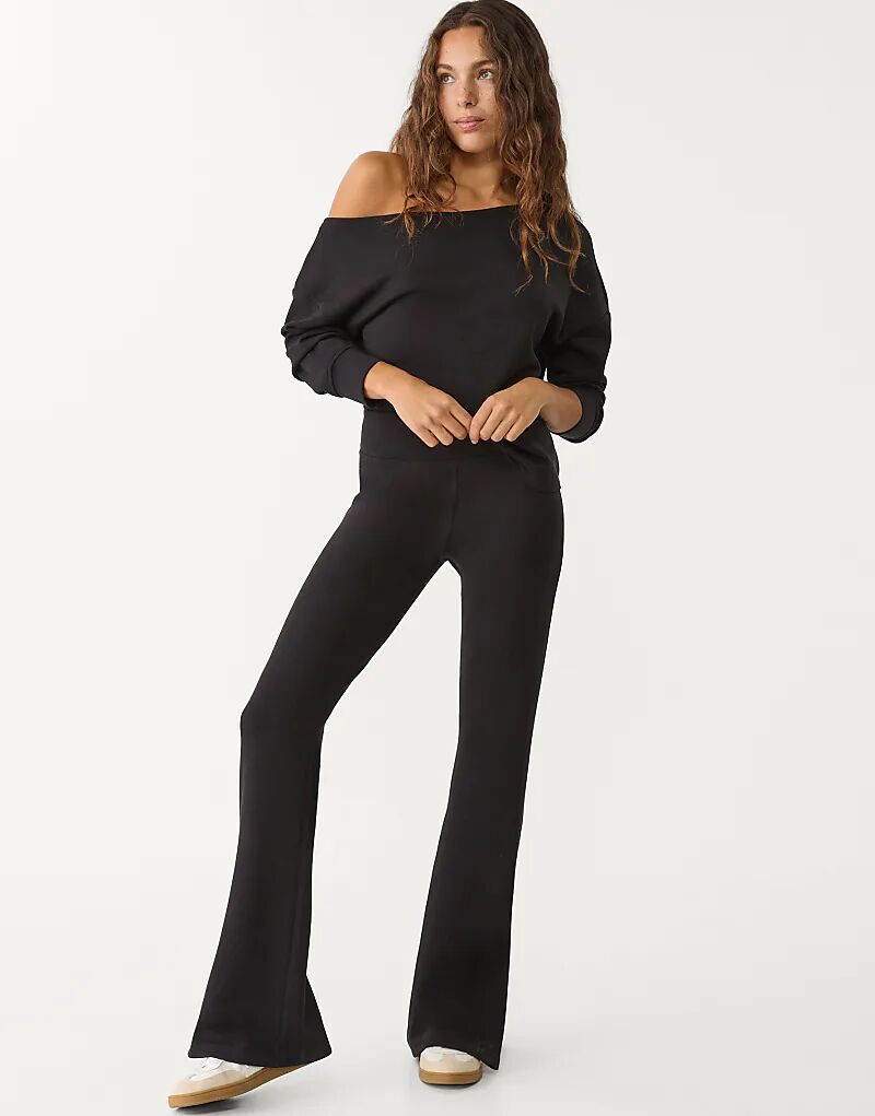 

Мягкие расклешенные брюки Stradivarius черного цвета