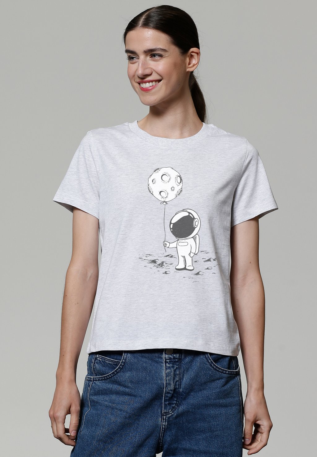 

Футболка с принтом KLEINER ASTRONAUT MIT LUFTBALLON watapparel, серый