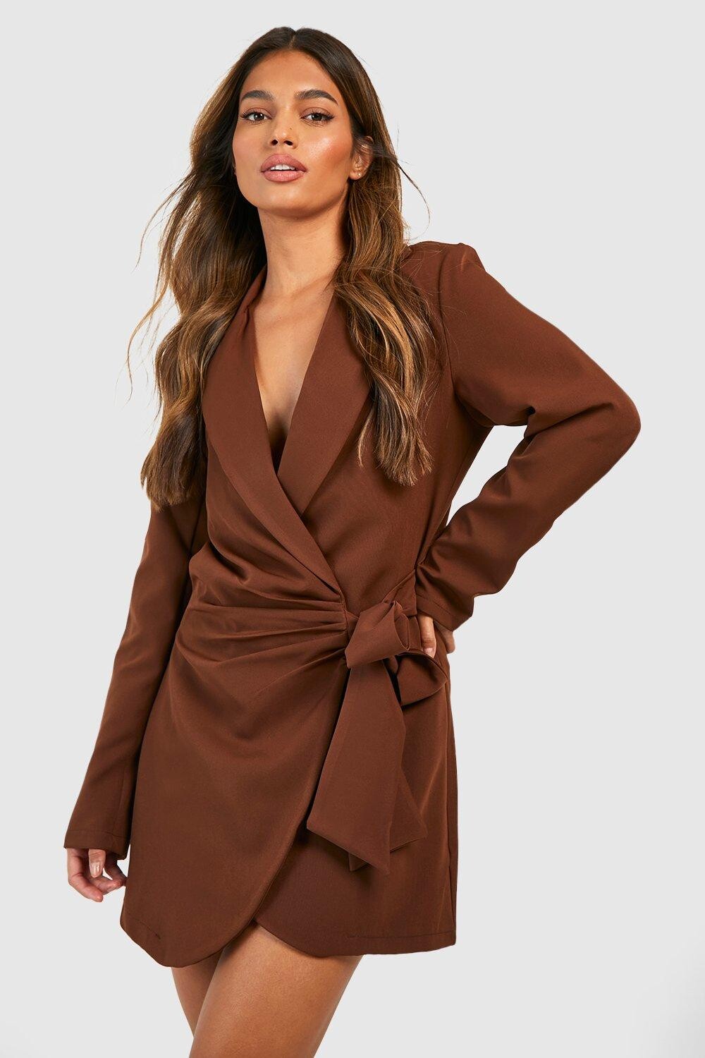 

Платье-блейзер строгого кроя с запахом и драпировкой спереди boohoo, коричневый