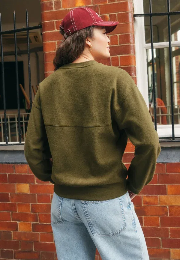 Свитшот с длинным рукавом Regular fit cosy soft needle crewneck Next, оливково-зеленый — фото 2