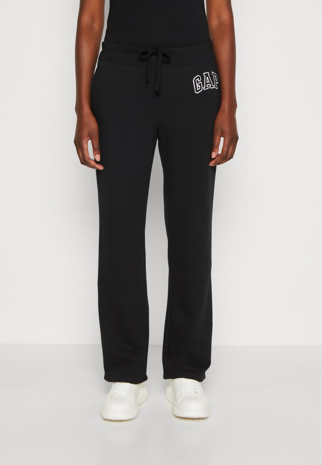 

Спортивные брюки GAP, черный