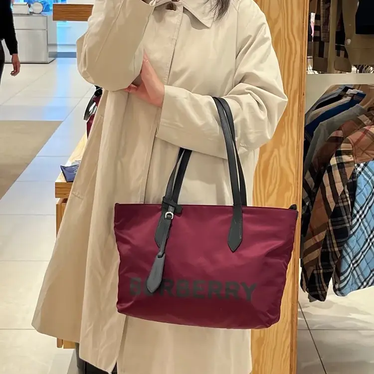 Женская сумка Burberry через плечо из переработанного нейлона, красная — фото 4