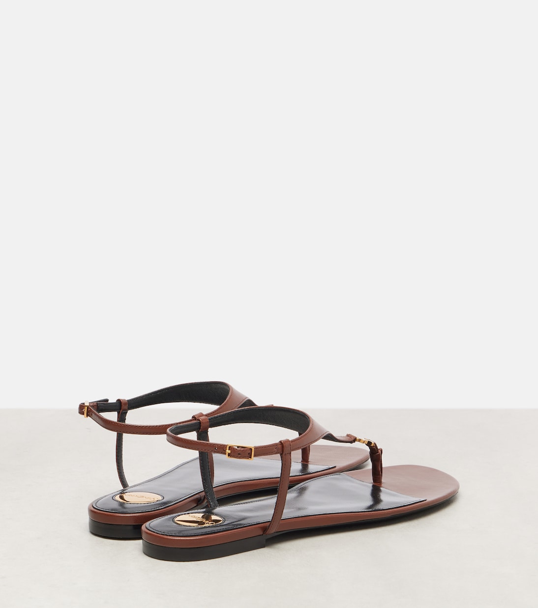 Кассандра кожаные сандалии-танга Saint Laurent, Aesthetic Brown — фото 2
