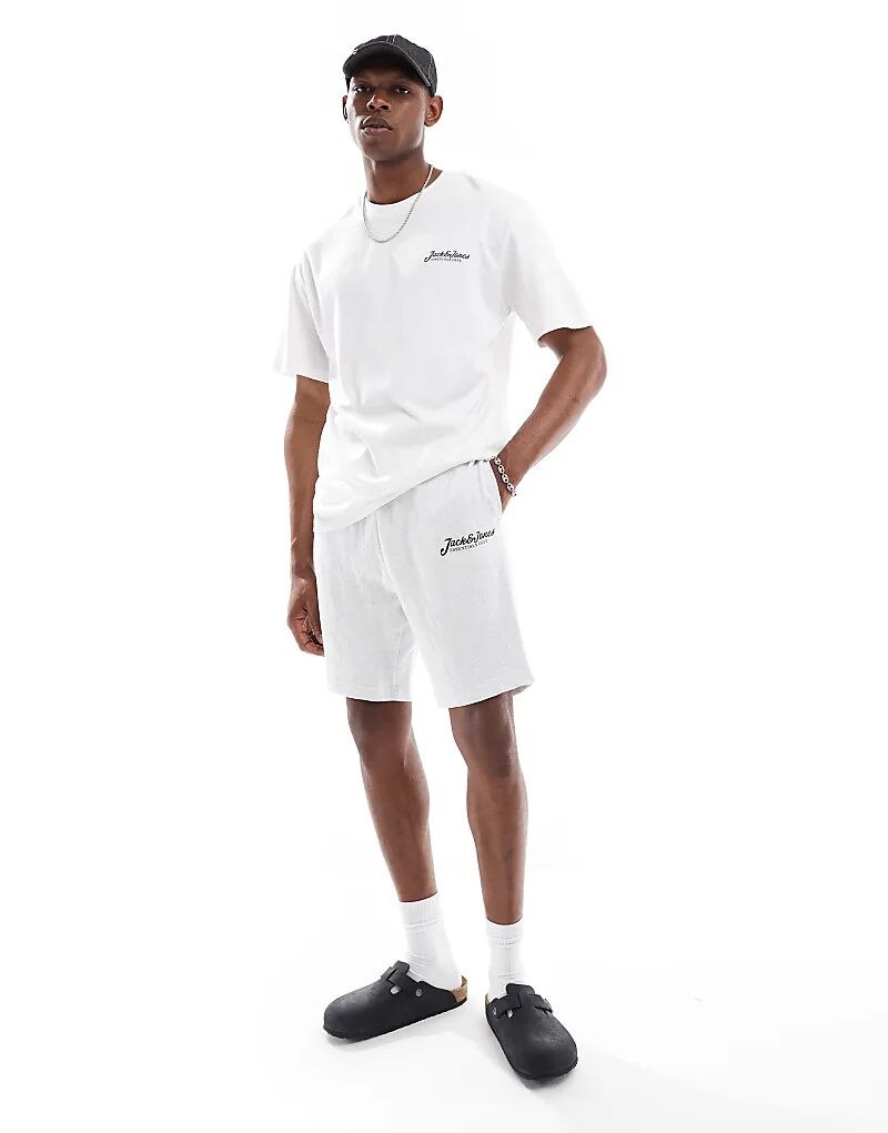 

Футболка и шорты с логотипом Jack & Jones в бело-серых тонах
