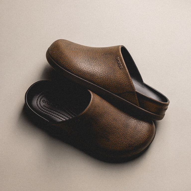 

Сабо Dylan Burnished Clog Crocs, цвет mocha