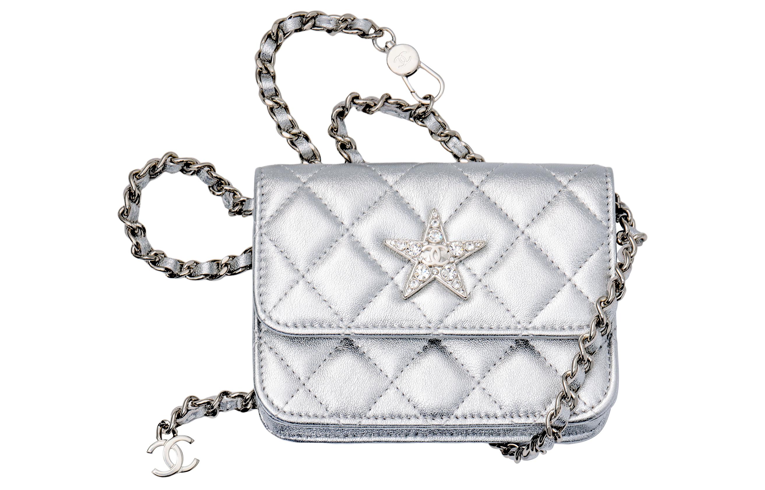 

CHANEL Сумка через плечо из овчины серебристого цвета