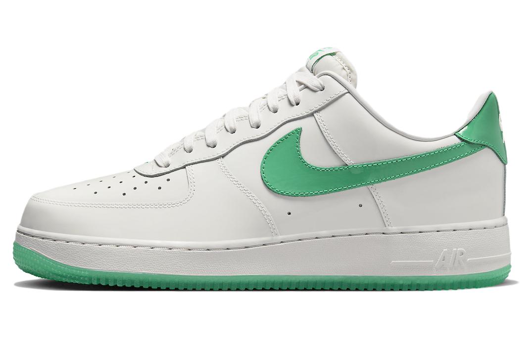 

Футболка Air Force 1 Low '07 Patent Platinum Tint Stadium Green Nike, бело-зеленая