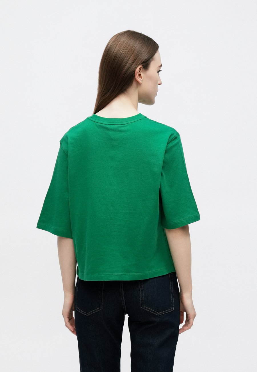 Футболка Tommy Hilfiger CORP LOGO TRAPEZE TEE, Nouveau Green/Green — фото 3