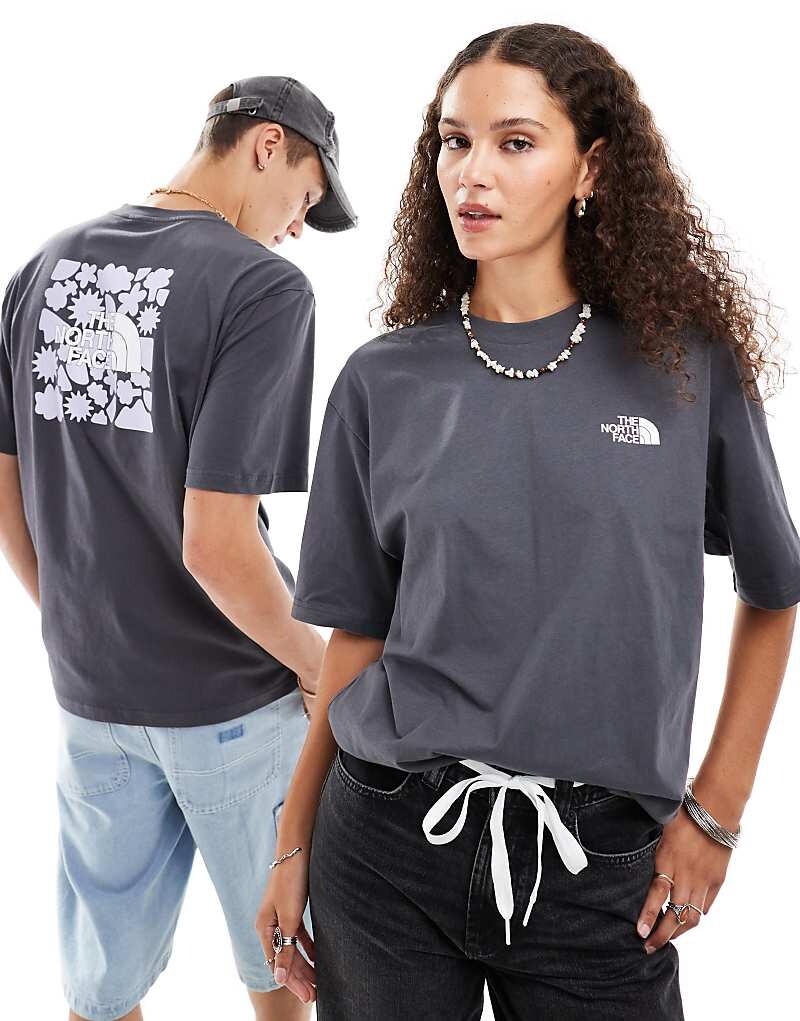 

The North Face — футболка оверсайз размытого серого цвета с принтом на спине