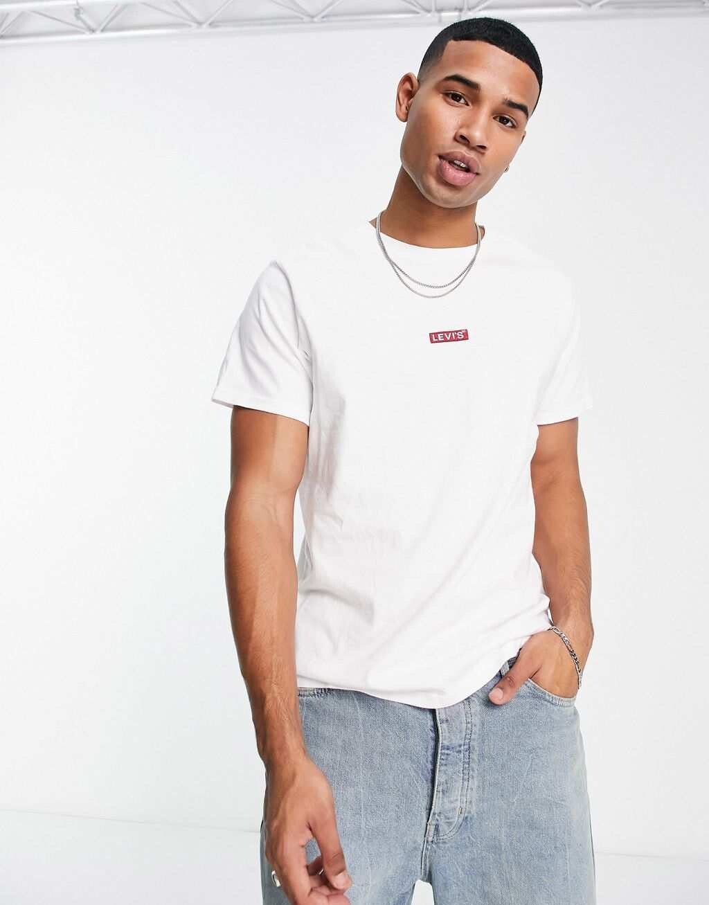 Белая футболка Levi's с маленьким логотипом в центре — фото 3