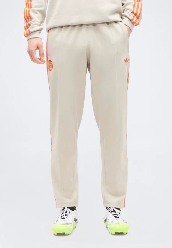 Спортивные штаны фк бавария оригиналс, клубная одежда Adidas Originals, Alumina