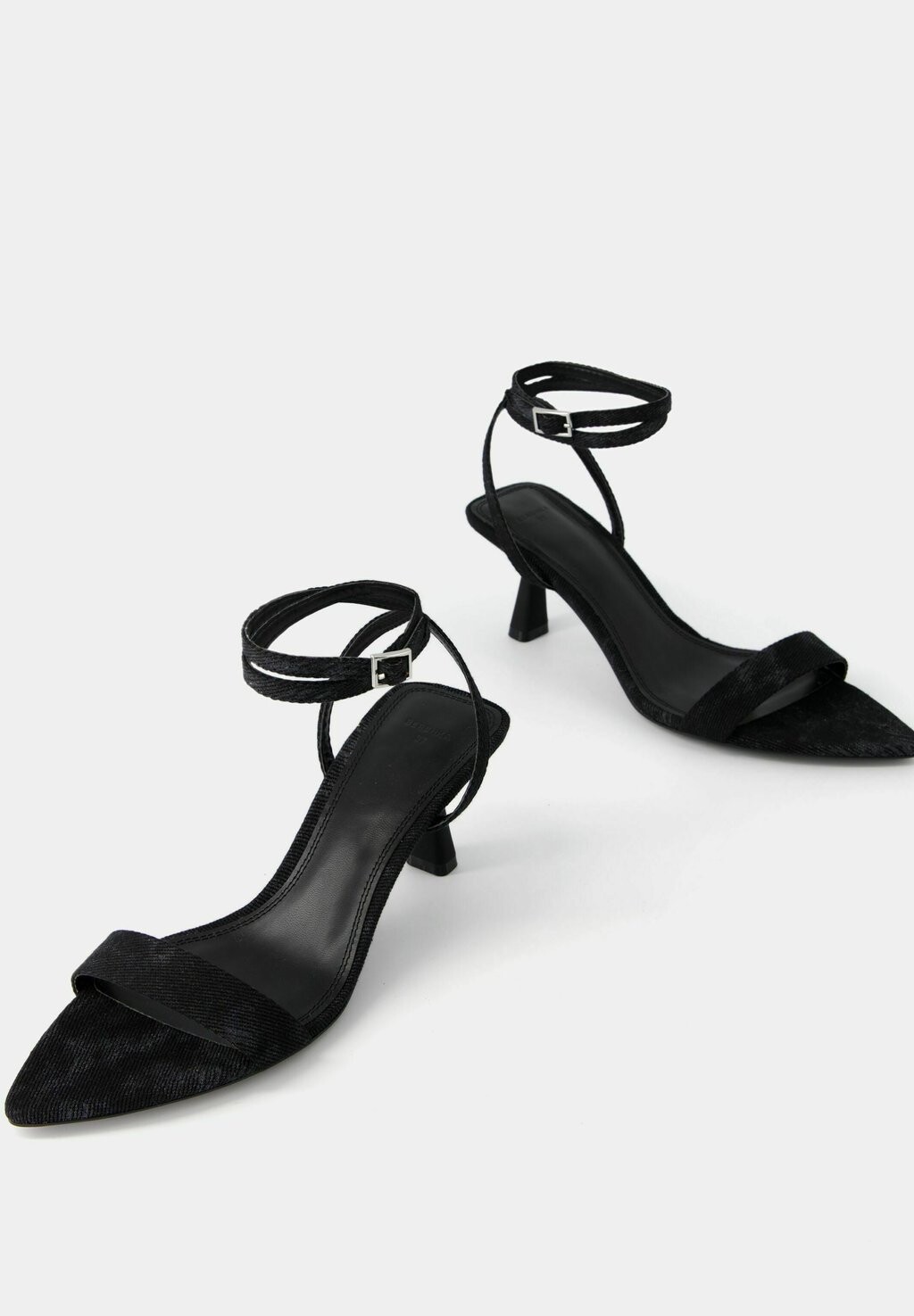 

Сандалии с ремешками KITTEN WITH POINTED TOE Bershka, черный