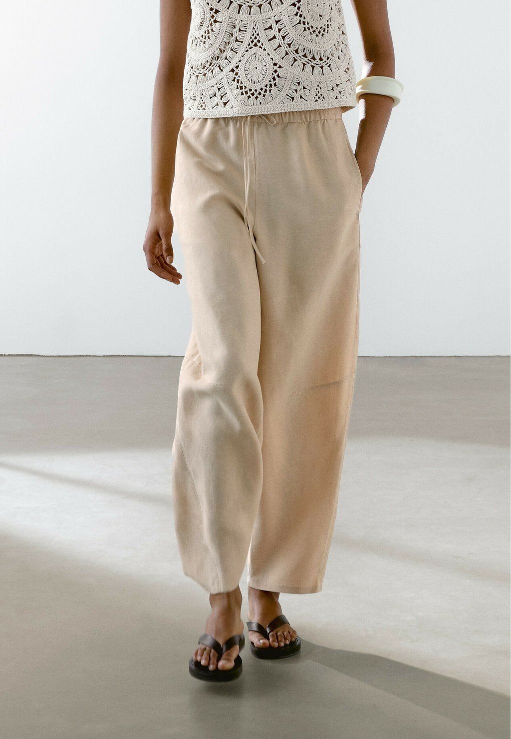 

Брюки FLOWING BARREL FIT Massimo Dutti, песочный